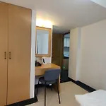 2 Bhk Cozy Apartment W/ Netflix And Wifi In Bandra