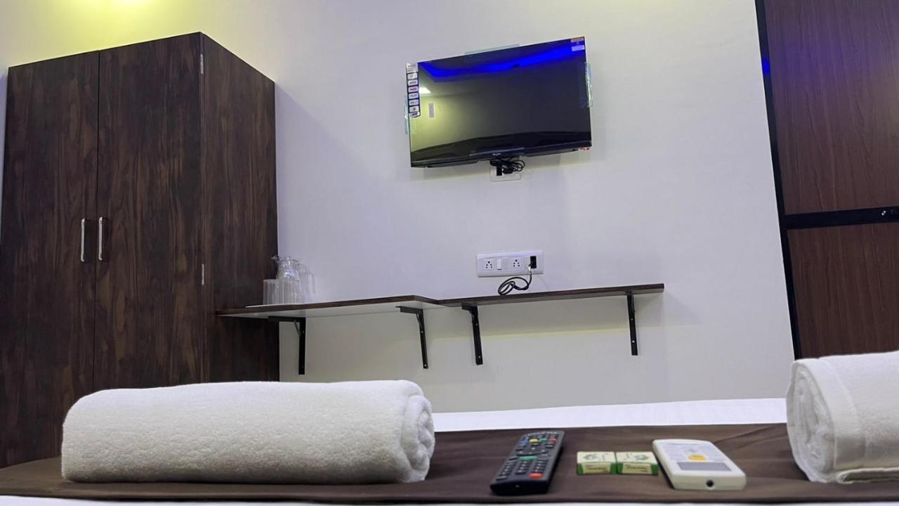 Hotel Plaza - Prabhadevi Dadar 3*