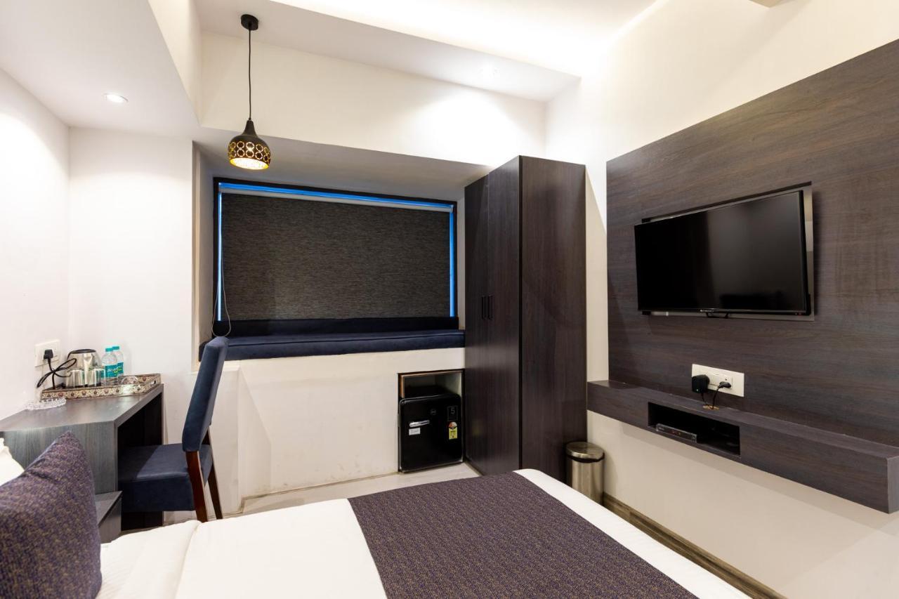 Larmont Luxury Hotel 3*