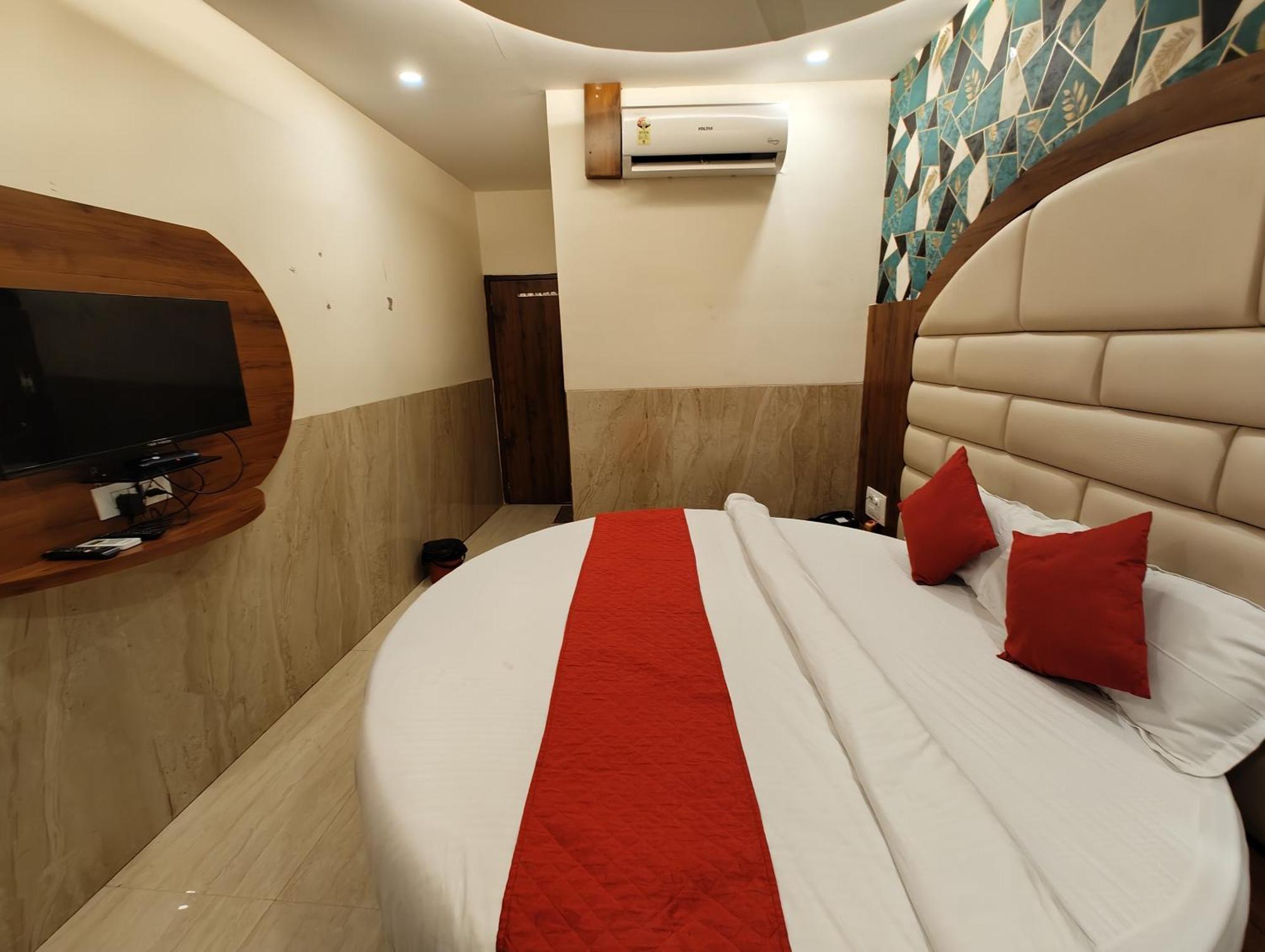 Dream Palace Residency - Near To Us Embassy Bkc *