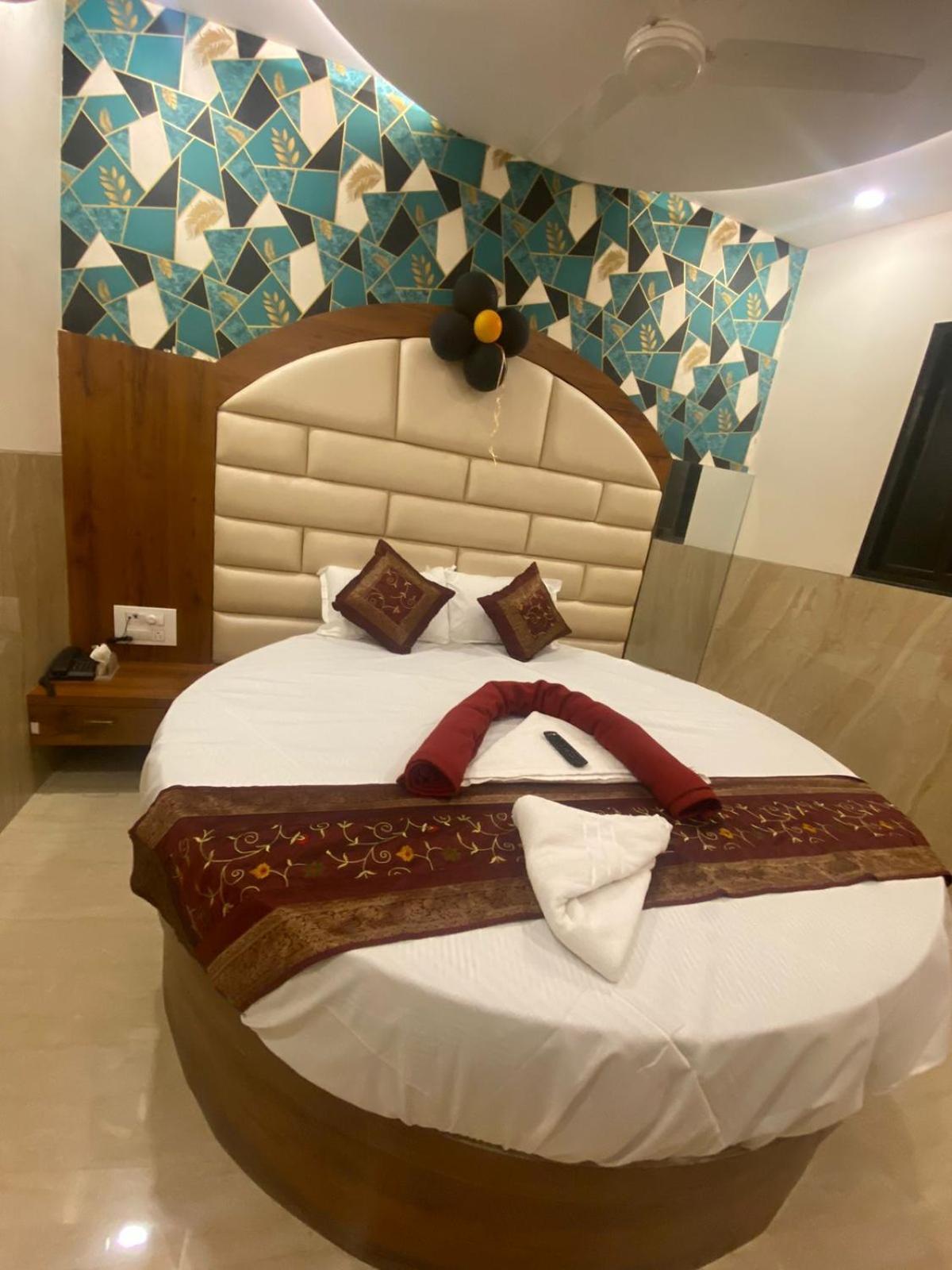 Dream Palace Residency - Near To Us Embassy Bkc Bed & Breakfast