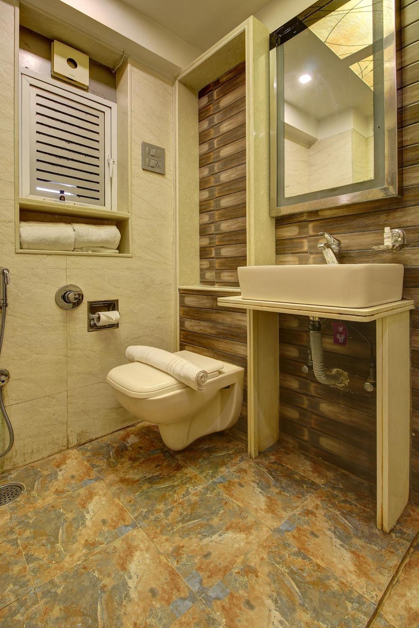 House Juhu, Santacruz West, Hotel
