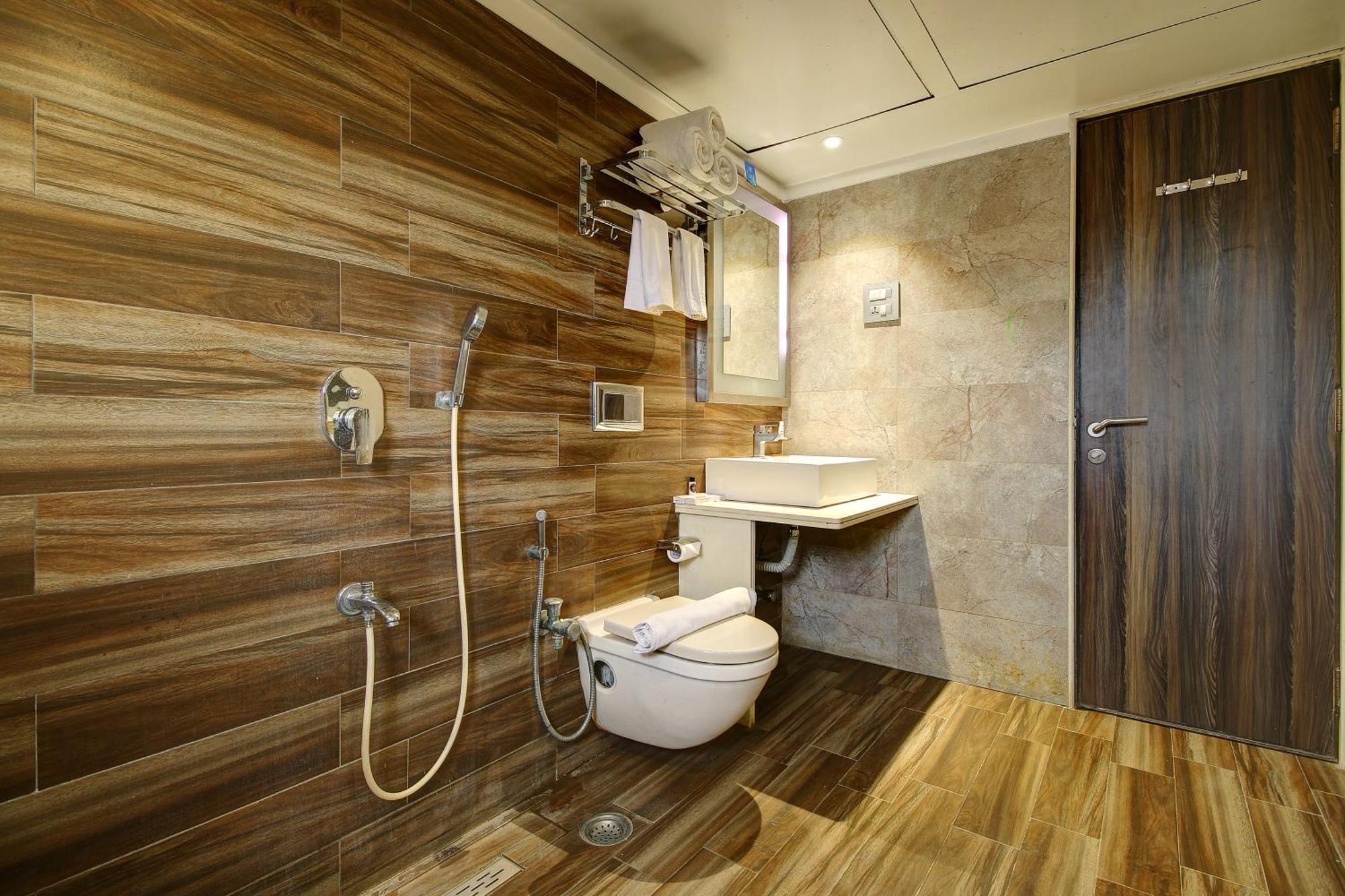 House Juhu, Santacruz West, Hotel