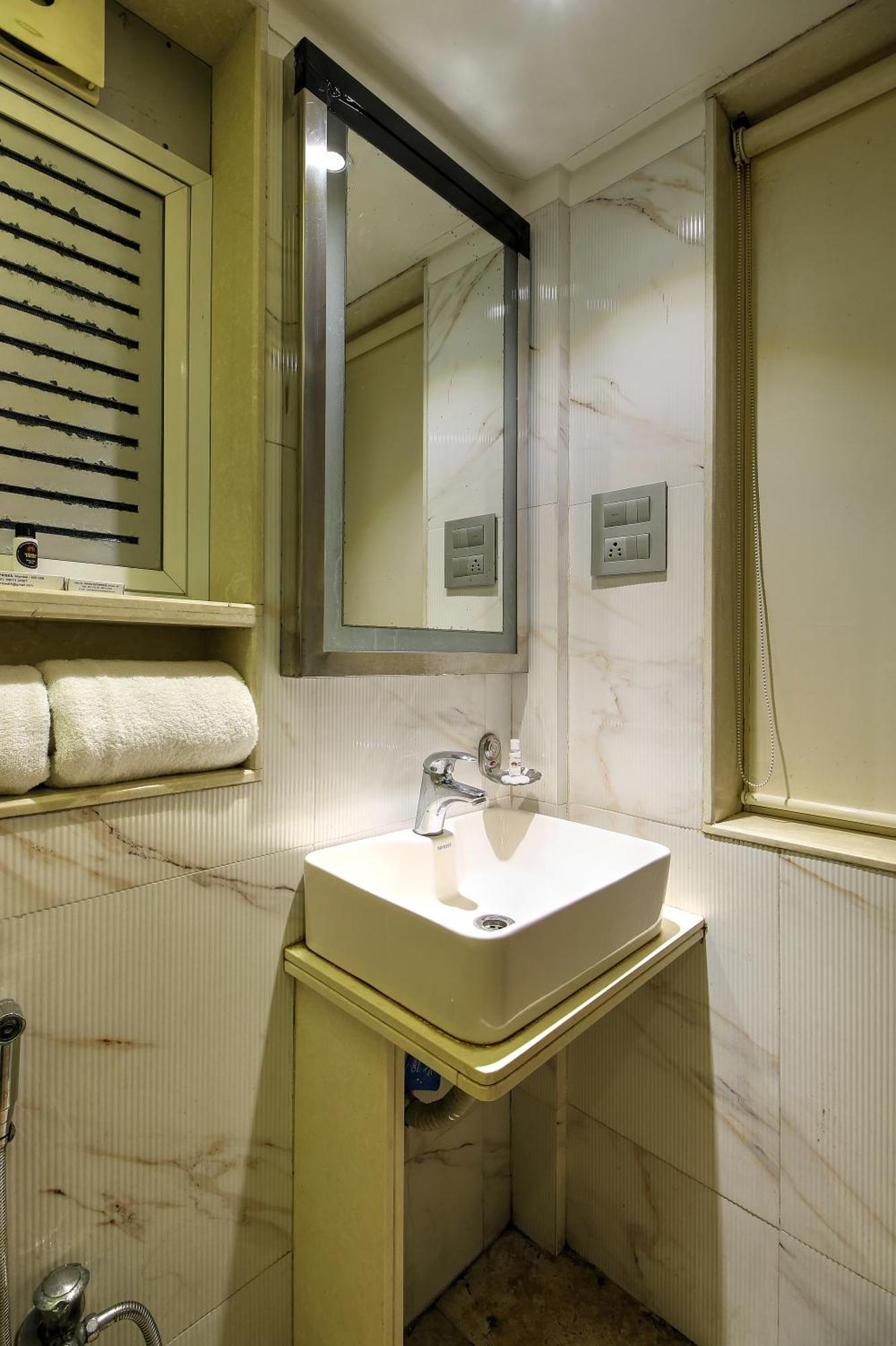 House Juhu, Santacruz West, 3*