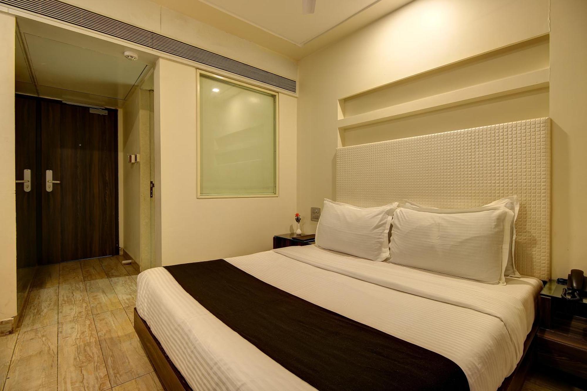 House Juhu, Santacruz West, Hotel Mumbai