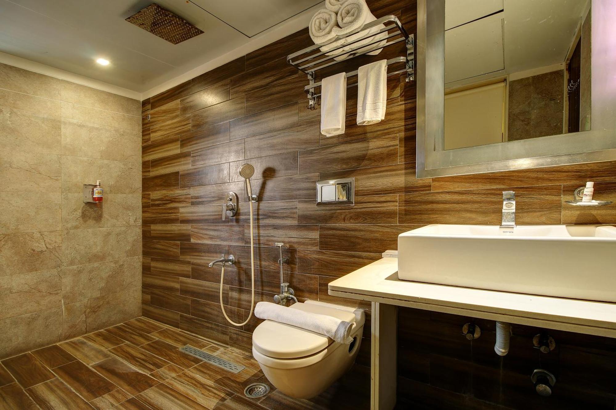 House Juhu, Santacruz West, 3*