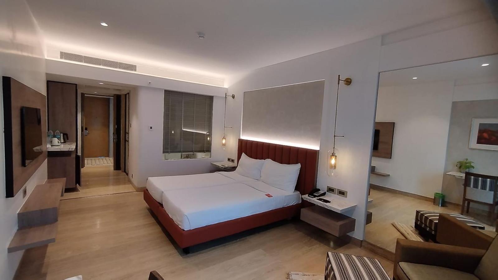 Mirage Hotel, International Airport Hotel