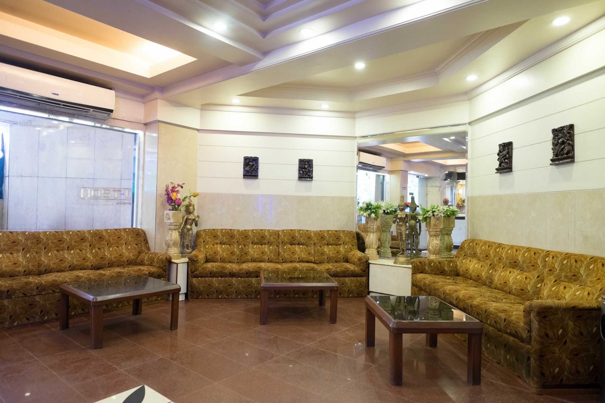Hotel Oyo Flagship 561 Host