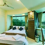 La Hotel Metro Near Bkc