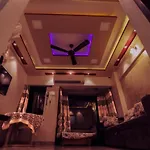 Cozy Furnished Apartment One Block From The Ocean