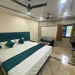 Hotel Classio Inn - Near Kokilaben Hospital, Andheri West Mumbai