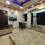 Cozy Furnished Apartment One Block From The Ocean