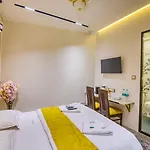 La Hotel Metro Near Bkc