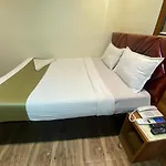 Deluxe Inn - Near Kokilaben Dhirubhai Ambani Hospital