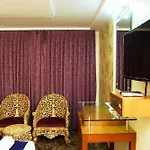 Stay Vista Rooms Near Marine Drive