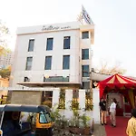 Seasons Hotel