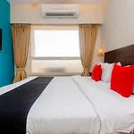 Capital O 40728 Bollywood Design Hotel
