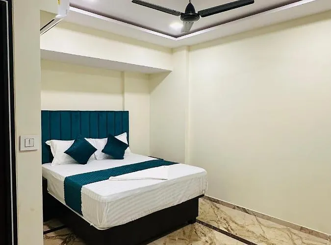 Hotel Classio Inn - Near Kokilaben Hospital, Andheri West Mumbai