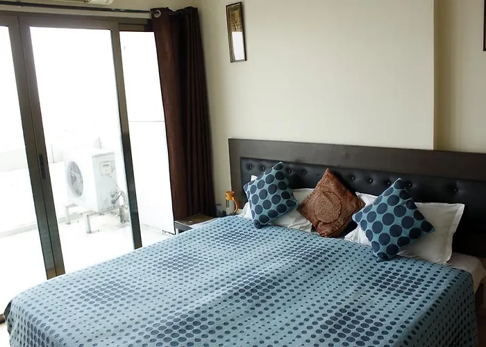 Laurent & Benon Luxury Service Apartment - Bandra