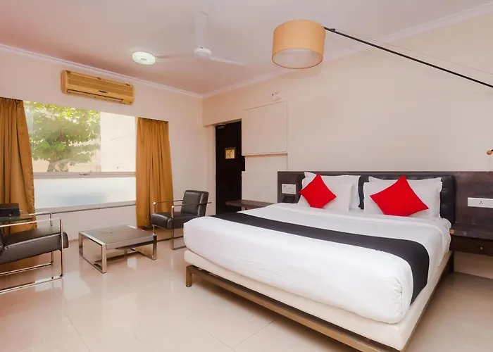 Capital O 40728 Bollywood Design Hotel