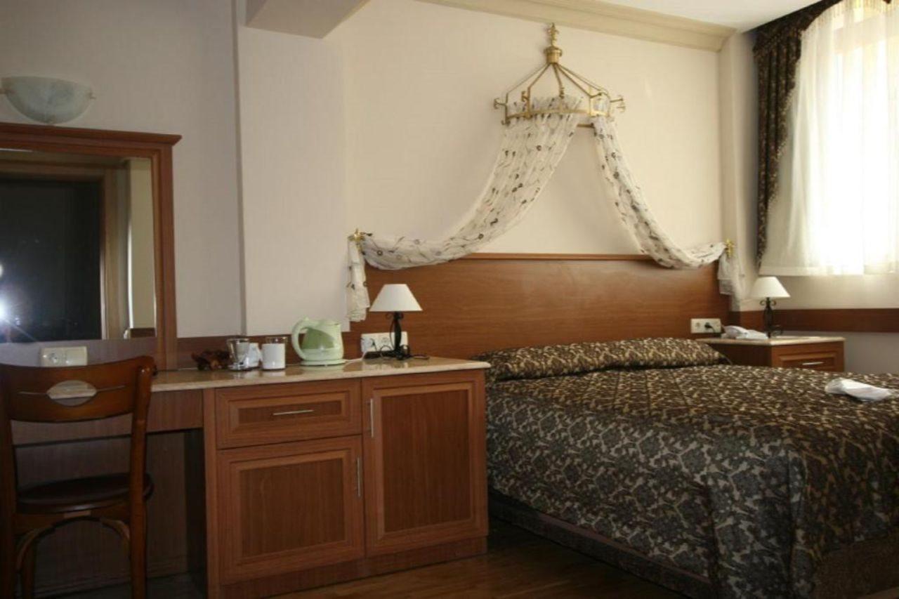 Peninsula Grand Hotel