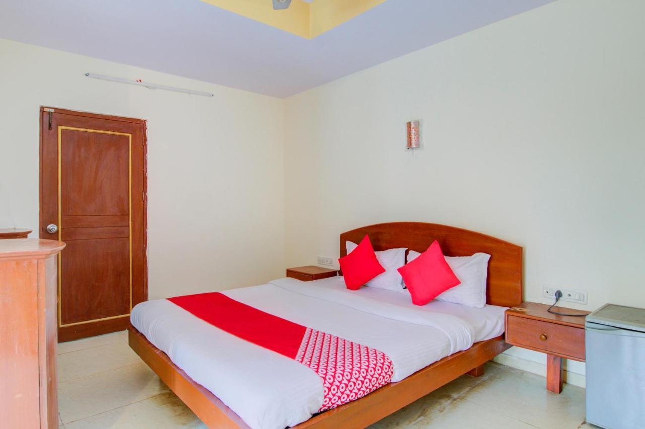 Oyo 66827 Island Club Hotel
