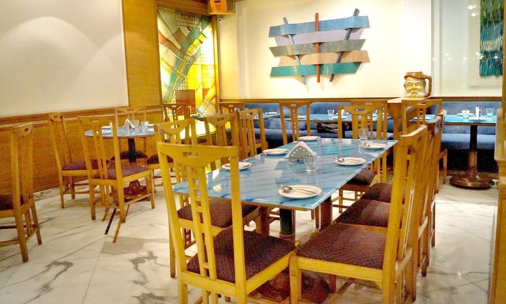 Hotel The Ambassador, Marine Drive, 4*