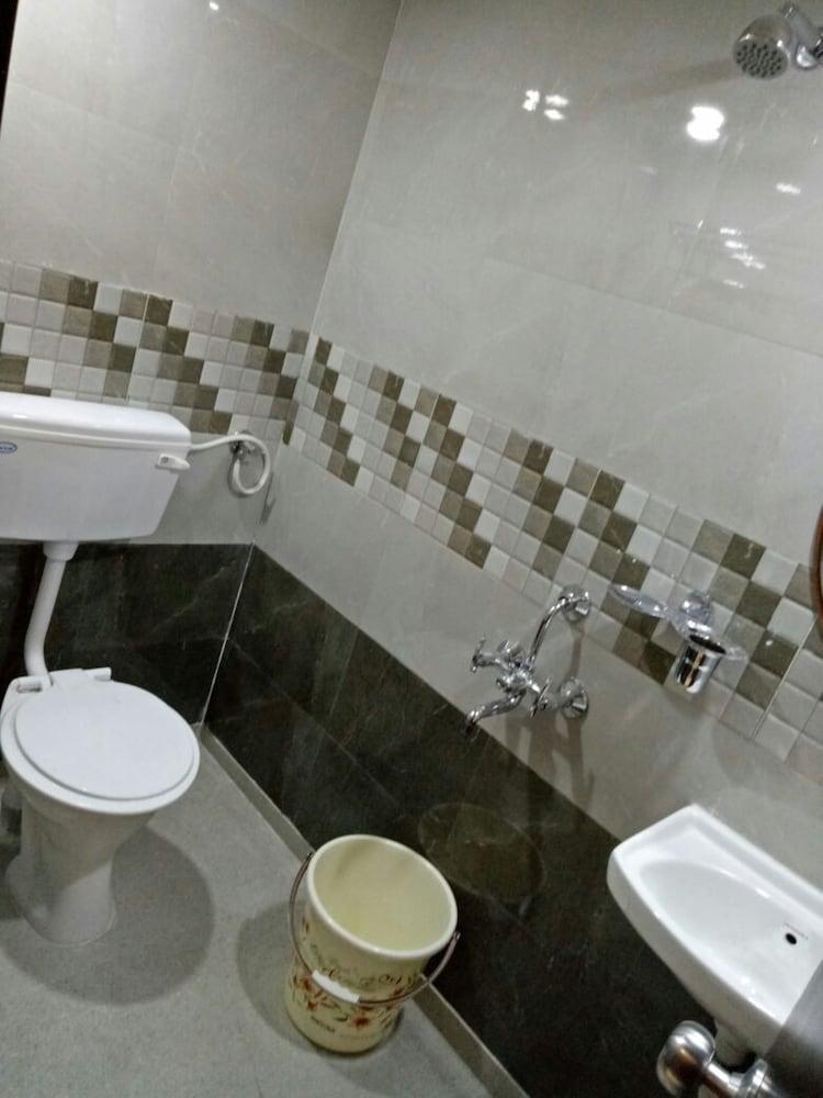 Oyo 76486 Silver Moon Hotel 2*