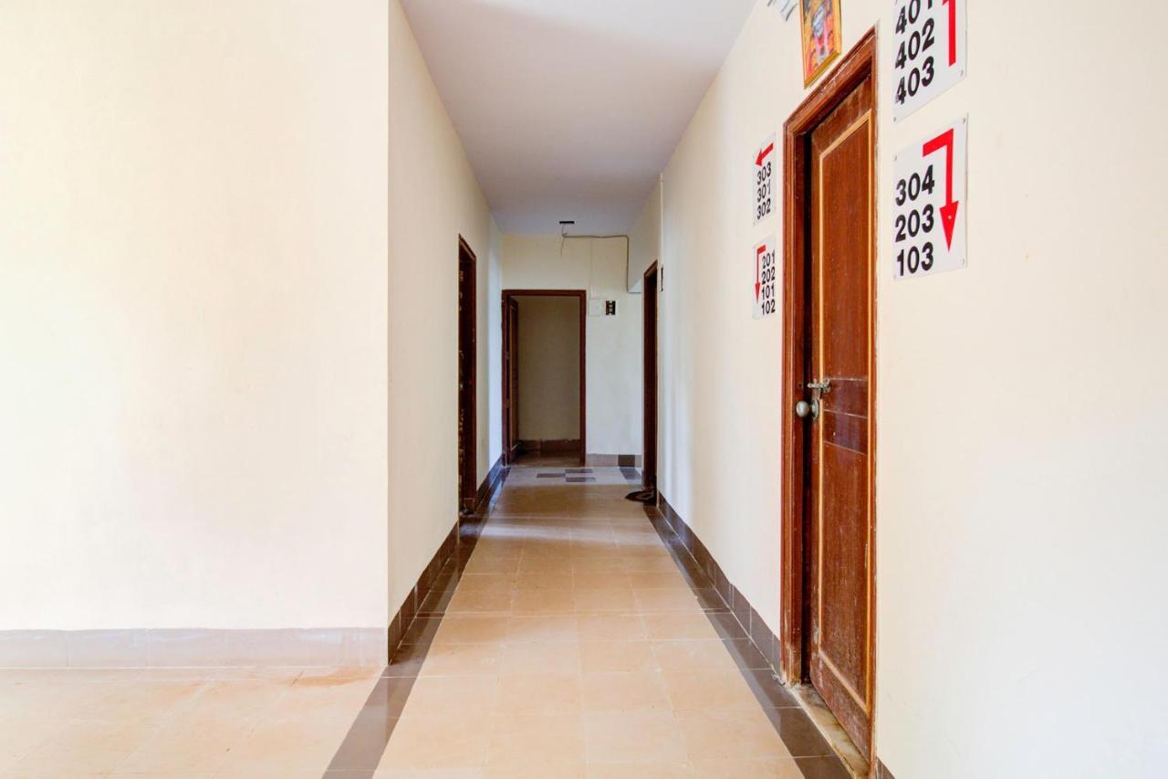 Oyo 66827 Island Club
