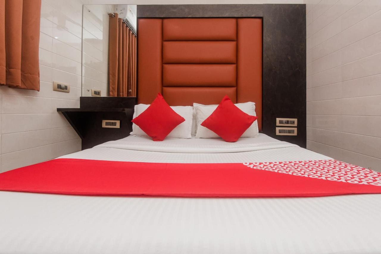 Hotel Vaccinated Staff - Oyo 22055 Dadar Residency