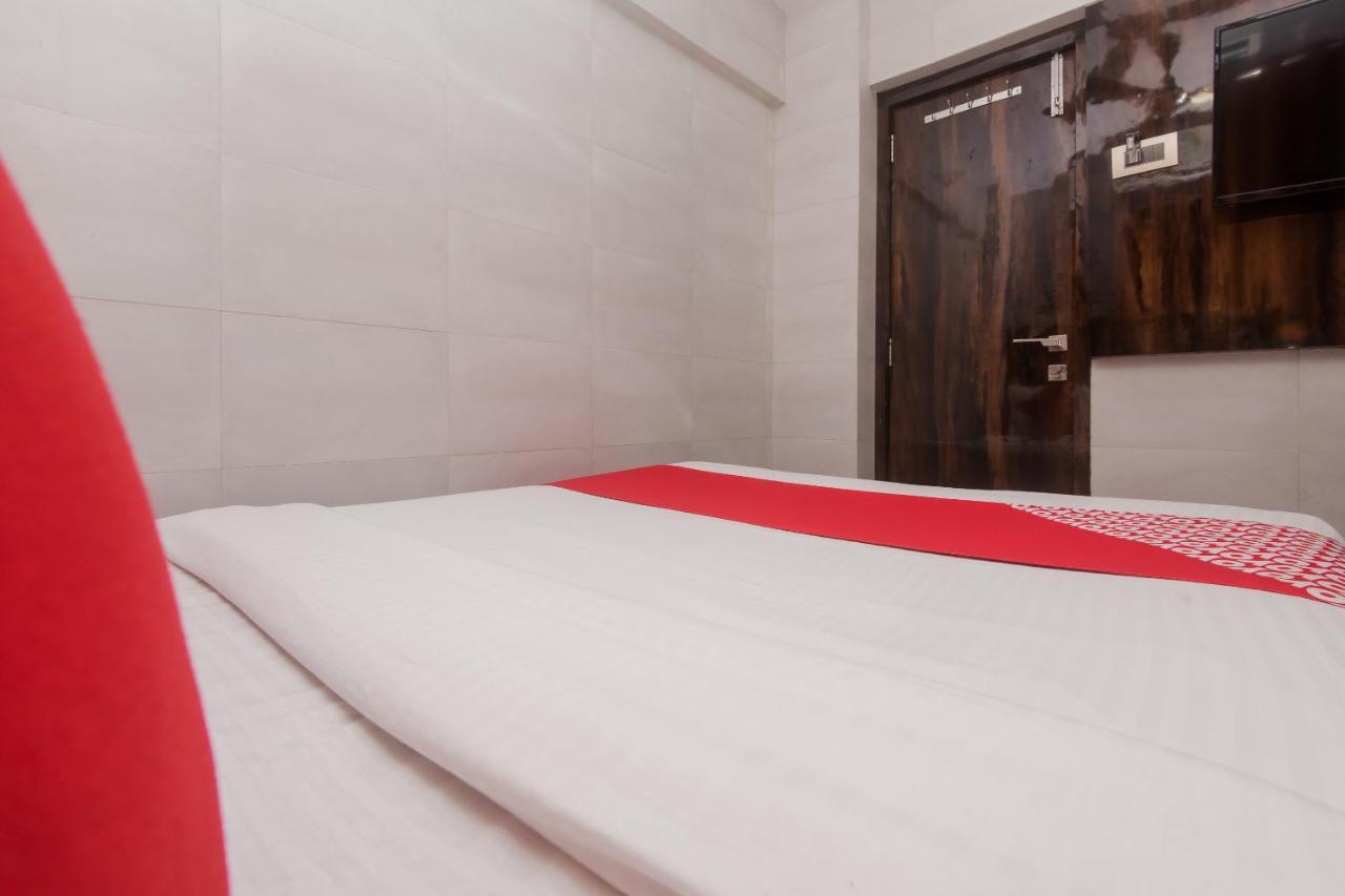 Hotel Vaccinated Staff - Oyo 22055 Dadar Residency Mumbai