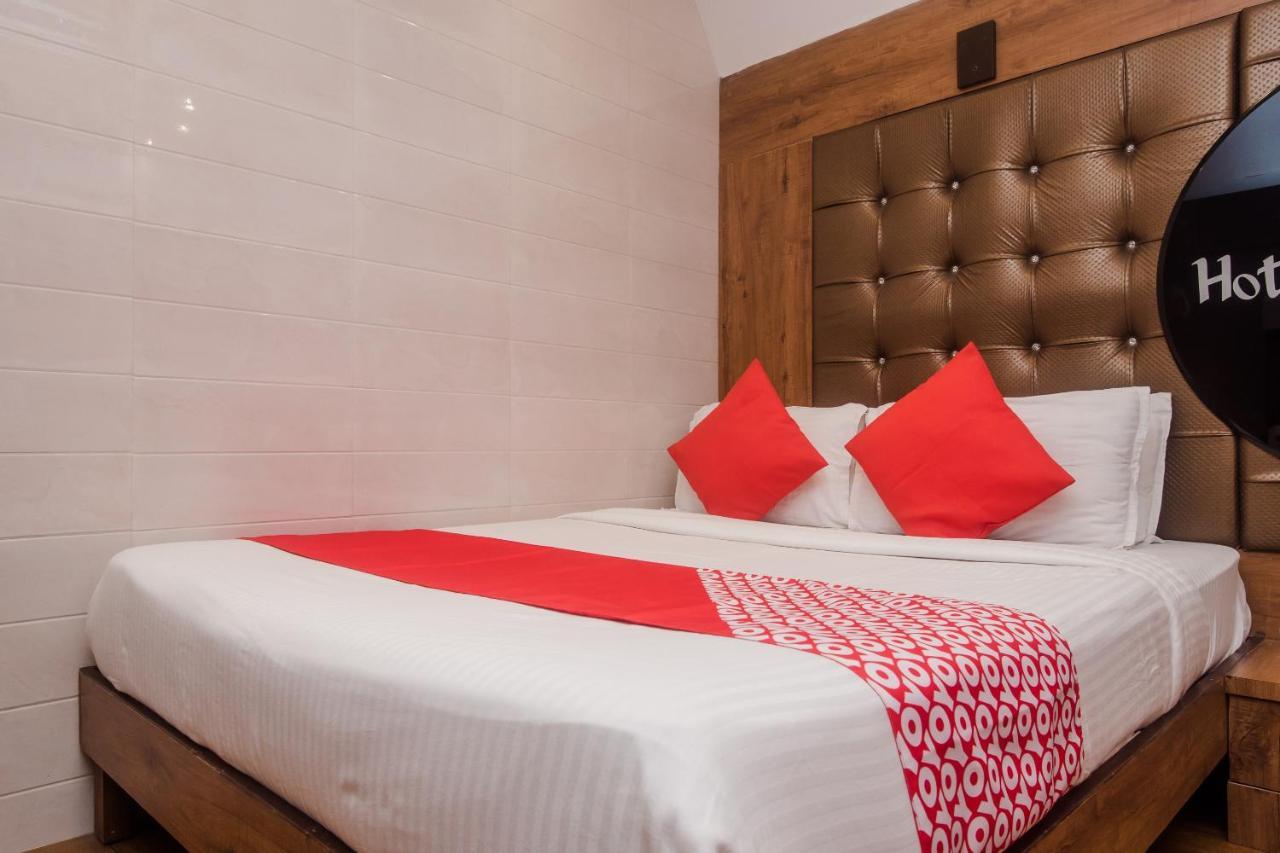 Vaccinated Staff - Oyo 22055 Dadar Residency Hotel 3*