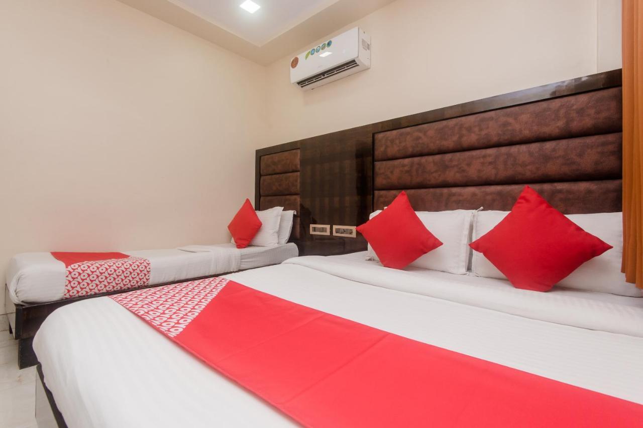 Hotel Vaccinated Staff - Oyo 22055 Dadar Residency Mumbai