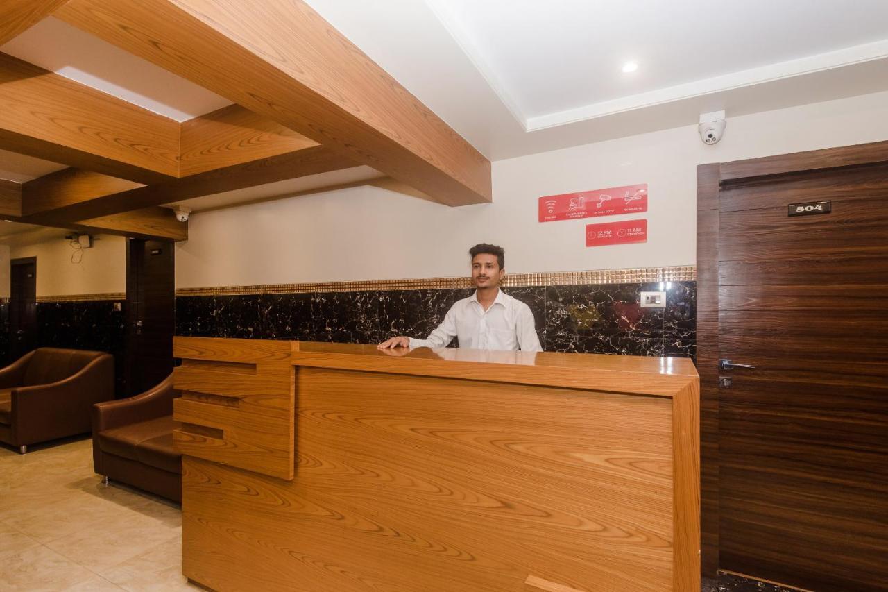 Hotel Vaccinated Staff - Oyo 22055 Dadar Residency 3*