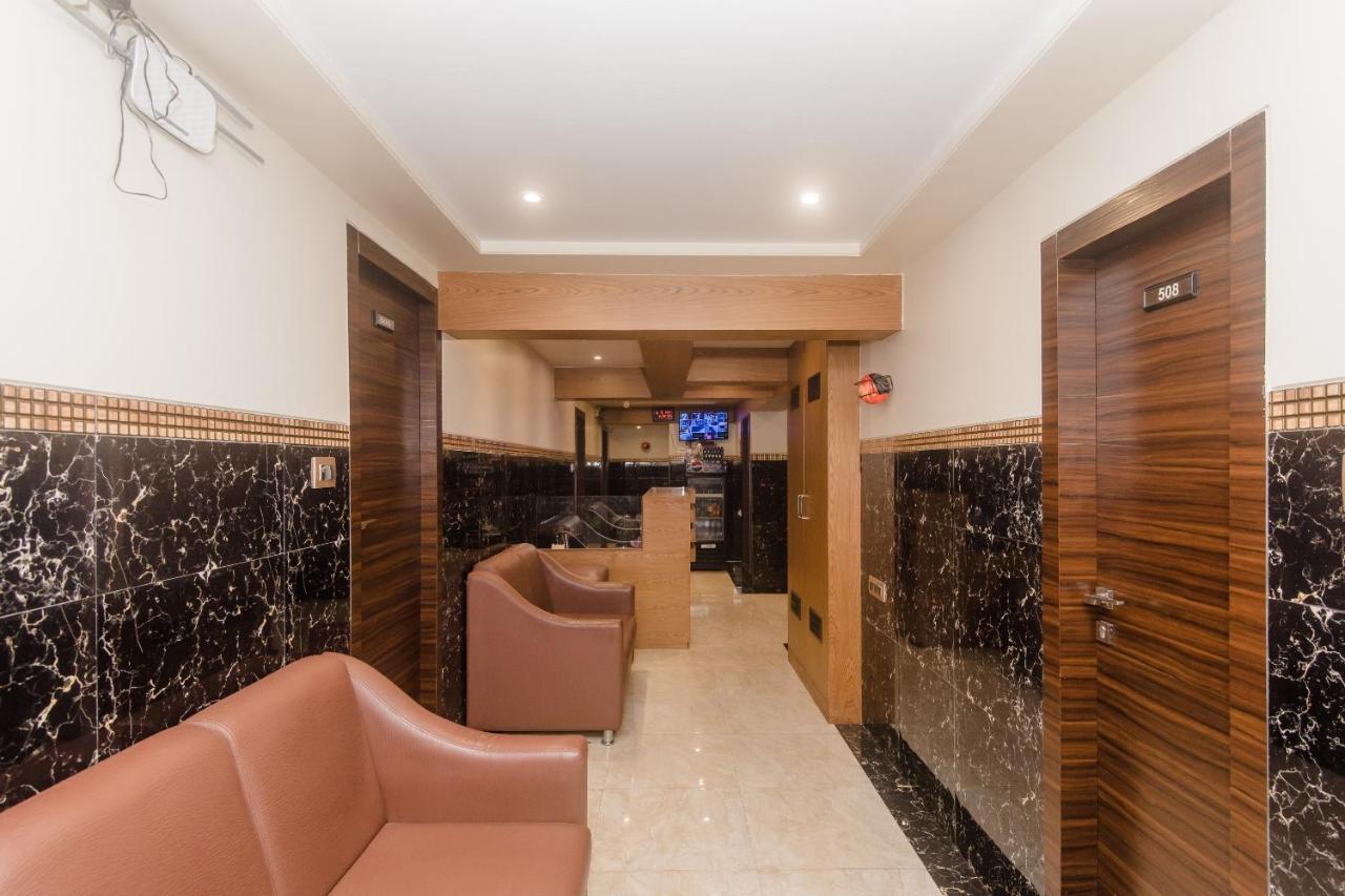 Vaccinated Staff - Oyo 22055 Dadar Residency Hotel 3*