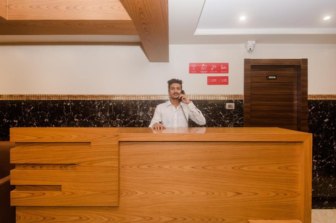 Vaccinated Staff - Oyo 22055 Dadar Residency 3*