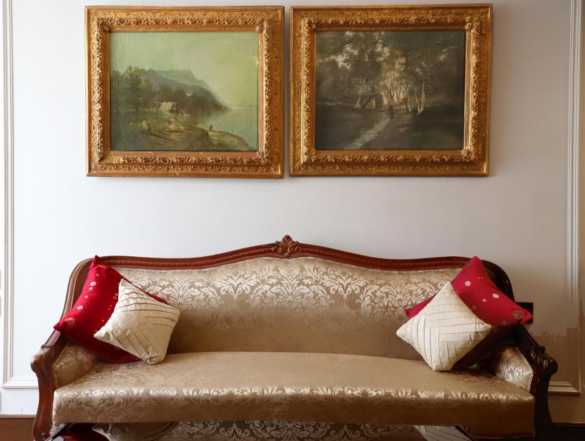 Hotel The Ambassador, Marine Drive, 4*