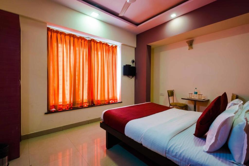 Golden Plaza Hotel *