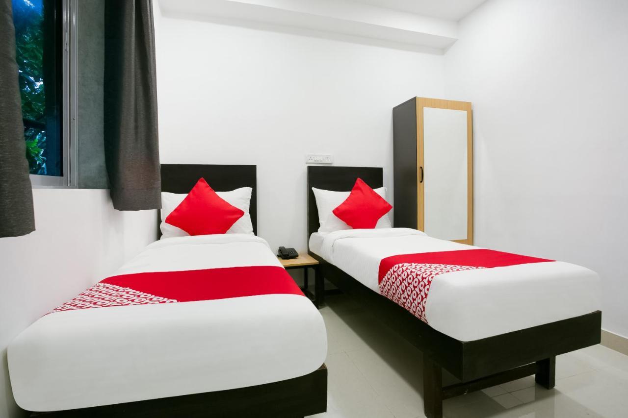 Oyo Flagship 77192 Shangrila Nehru Road Mumbai