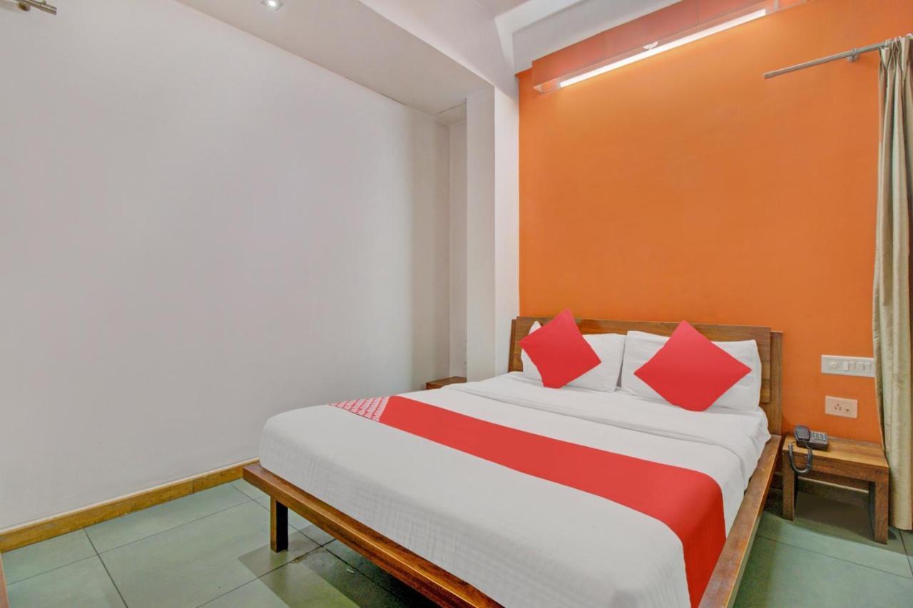 Vaccinated Staff- Oyo 1784 Ascot Hotel Mumbai