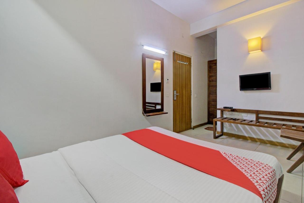 Vaccinated Staff- Oyo 1784 Ascot 3* Mumbai