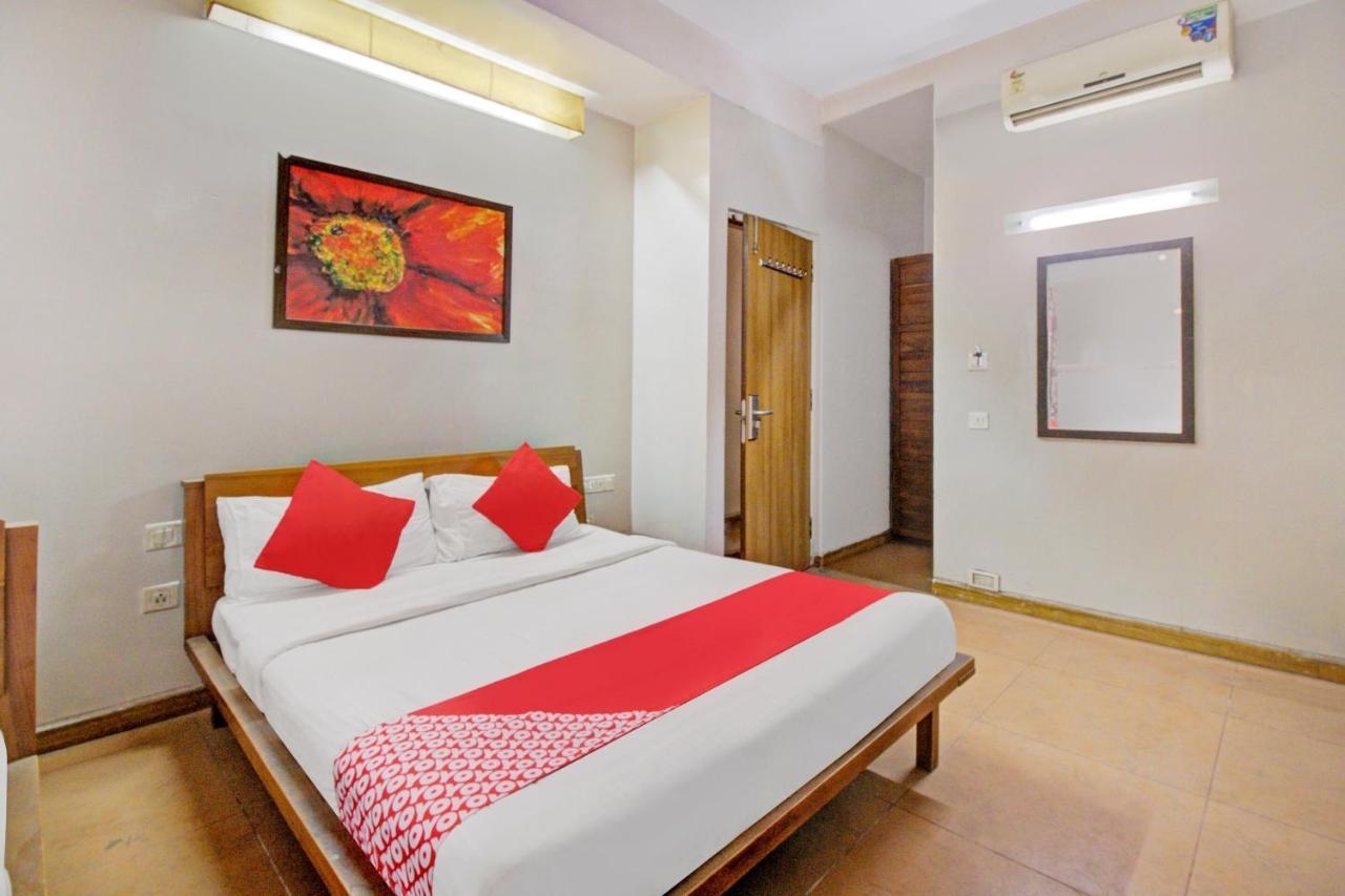 Vaccinated Staff- Oyo 1784 Ascot Hotel Mumbai
