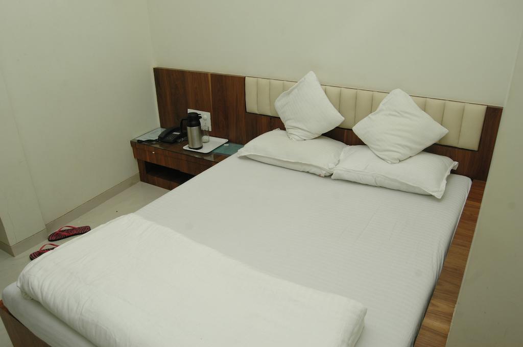 Causeway, Colaba Hotel