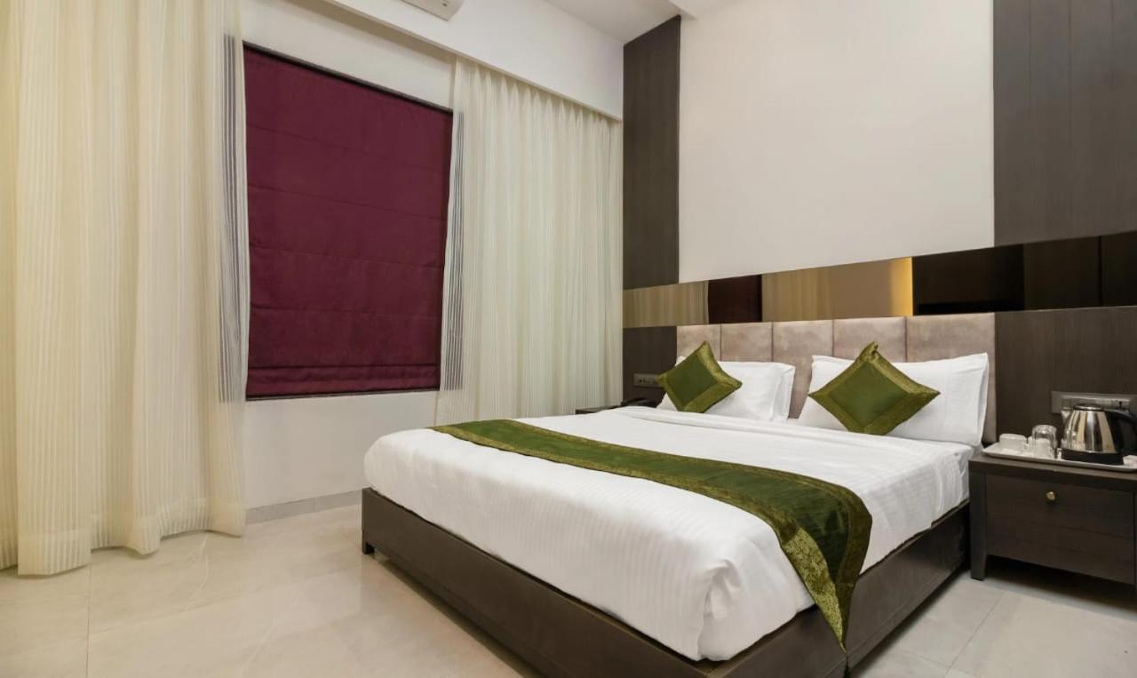 Oyster Andheri West Hotel