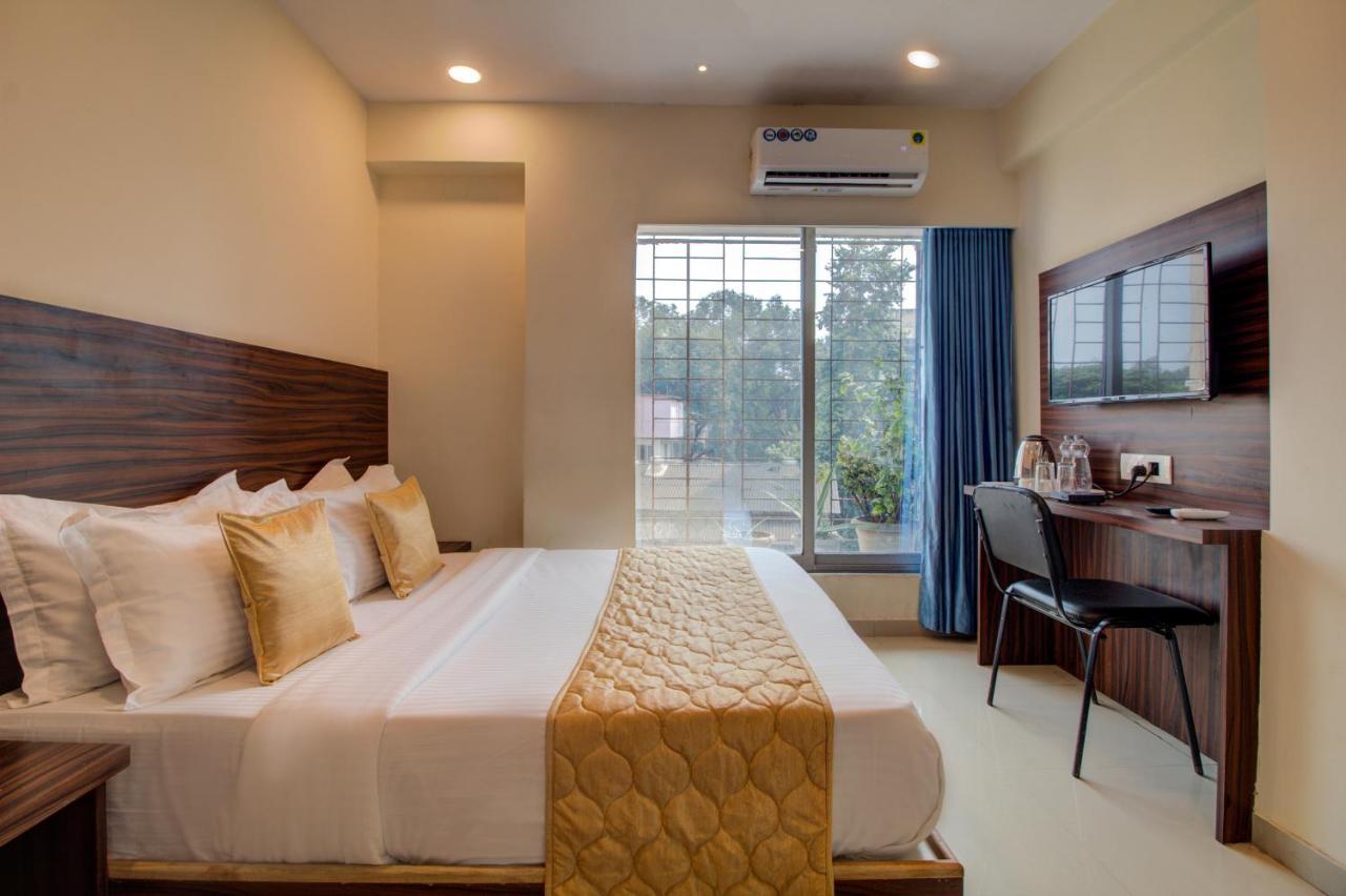 Malad Opposite Malad Railway Station 3*