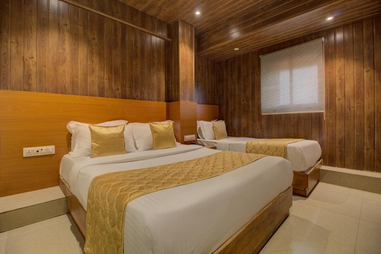 Malad Opposite Malad Railway Station 3*