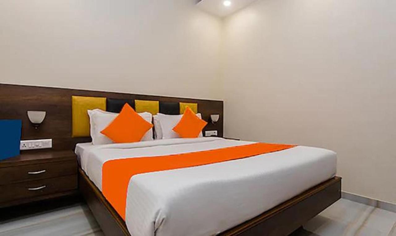 Oyo 9327 Royce Executive Hotel