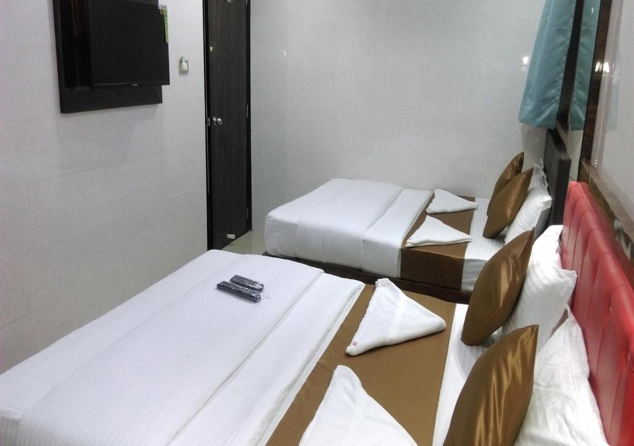 Hotel Plaza- Near Byculla Railway Station 2*