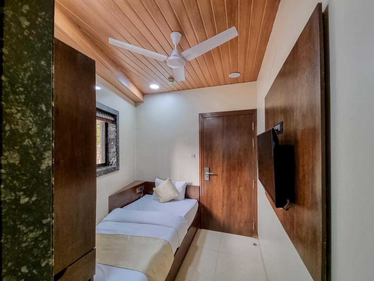 Hotel Empire - Near International Airport
