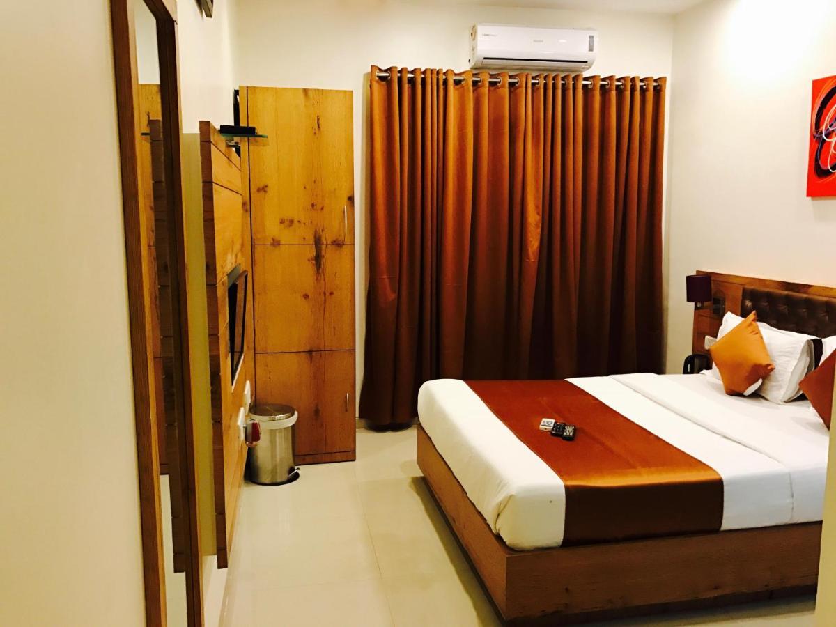 Grandeur-near International Airport 3*